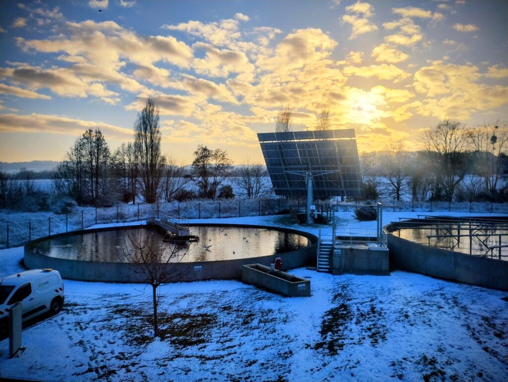 Panneaux solaires en hiver sur une STEP